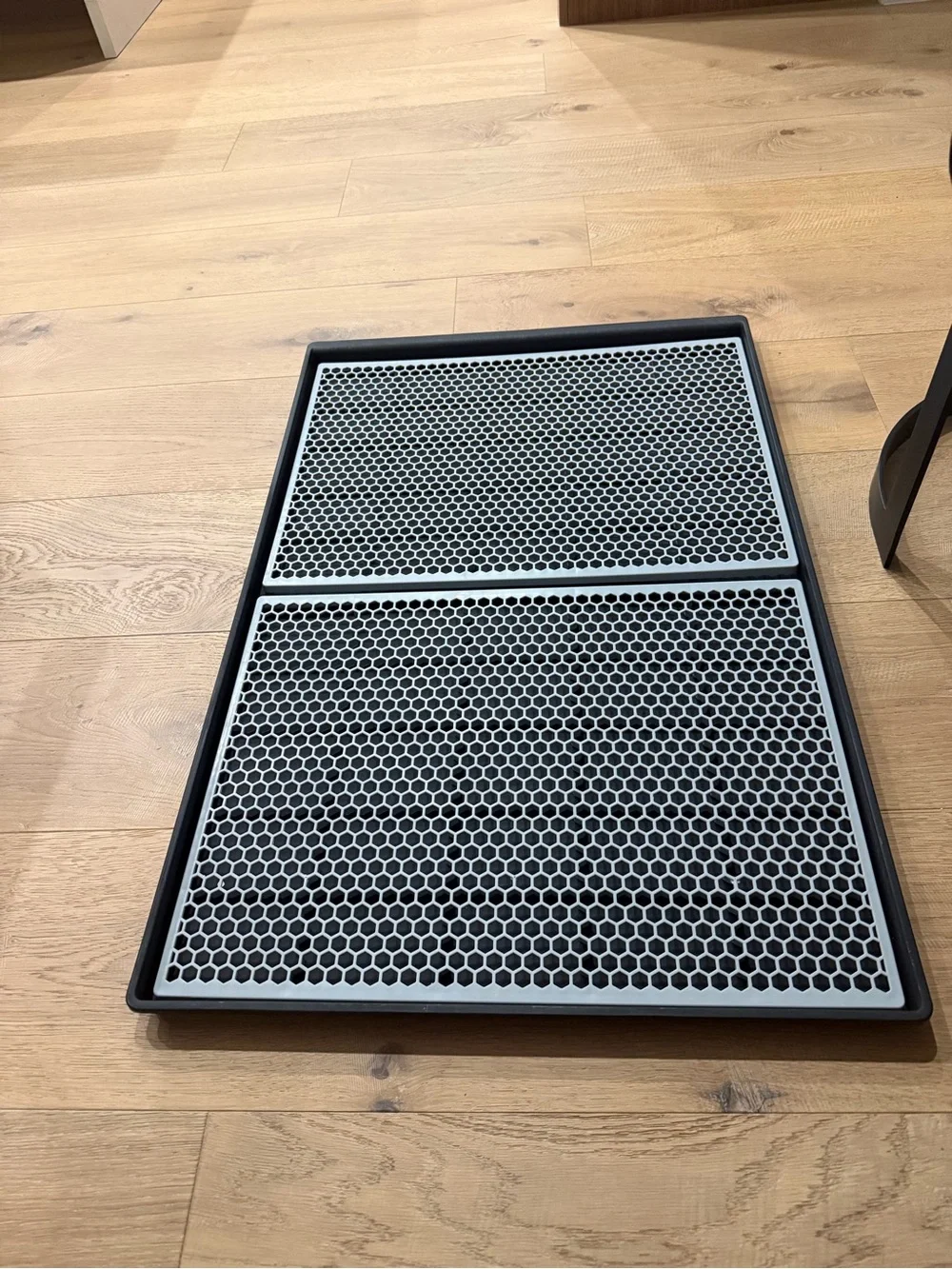 Dog Housebreaking Training Tray with Gray Honeycomb Grids